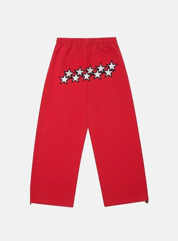 Vista trasera de los pantalones deportivos rojos Stars de Cold Culture, con estampado de estrellas blancas de contorno negro y perneras anchas.