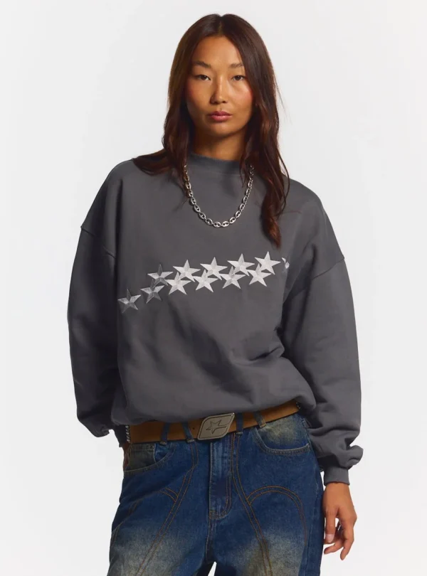 Modelo con sudadera sin capucha Cold Culture Stars en Dust Grey mostrando el diseño frontal de estrellas