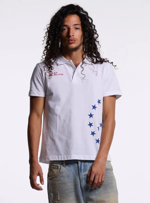 Vista frontal de un modelo con polo blanco Starttrail de Cold Culture que muestra el cuello de botones, el logotipo rojo y las estrellas azules.