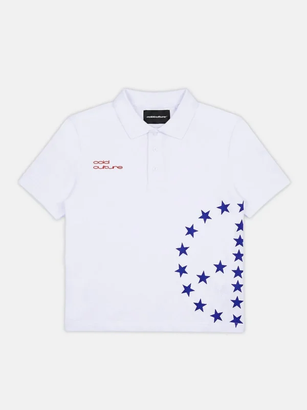 Polo blanco Starttrail de Cold Culture con cuello de botones, logotipo rojo en el pecho y estampado de estrellas azules en el lateral.