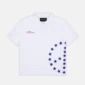 Polo blanco Starttrail de Cold Culture con cuello de botones, logotipo rojo en el pecho y estampado de estrellas azules en el lateral.