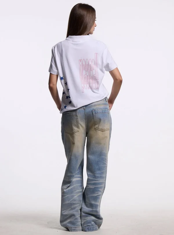 Modelo femenina de espaldas con polo blanco Starttrail de Cold Culture, estampado Peace rojo en la espalda y estrellas azules en el lateral.