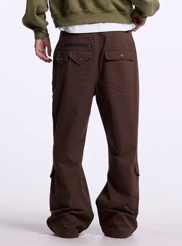 Cold Culture Strata V3 Pantalones – Brown – Detalle trasero Detalle trasero de pantalones Brown Cold Culture Strata V3 con bolsillos de solapa, bolsillo con cremallera y pernera ancha