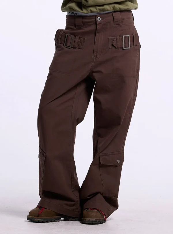 Cold Culture Strata V3 Pantalones – Brown – Hebillas y bolsillos Detalle de pantalones Brown Cold Culture Strata V3 con hebillas delanteras y bolsillos cargo laterales con solapa