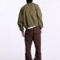 Modelo con pantalones Brown Cold Culture Strata V3 vistos por detrás, con bolsillos traseros y cargo laterales