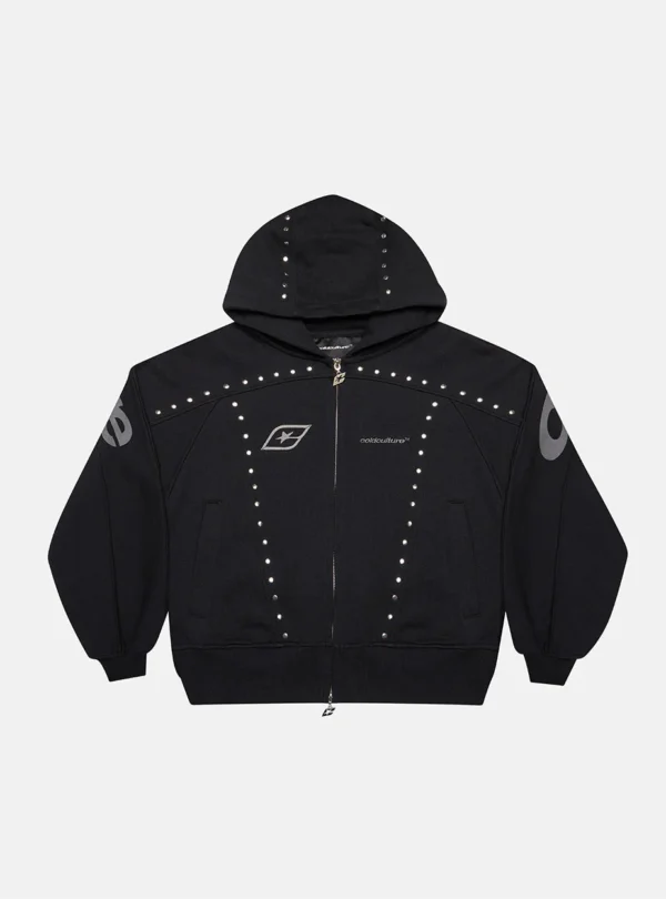 Sudadera con cremallera negra Cold Culture Stud vista de frente, con capucha, tachuelas metálicas y logotipos en el pecho