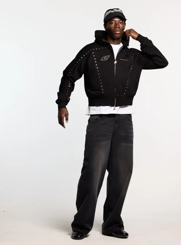 Modelo con sudadera con cremallera negra Cold Culture Stud, con capucha, cierre frontal y detalles de tachuelas
