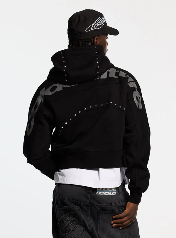 Modelo con sudadera con cremallera negra Cold Culture Stud vista de espalda, con tachuelas y logotipo grande en los hombros