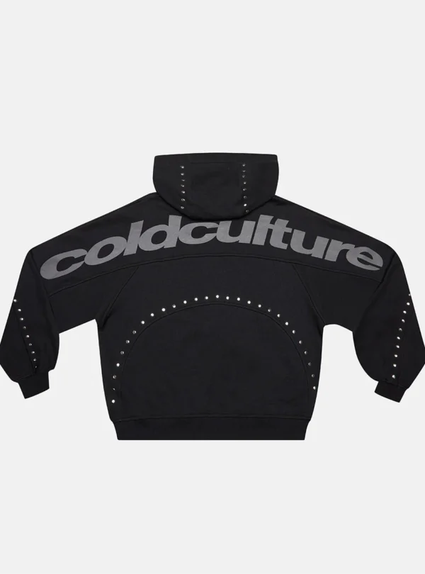Parte trasera de la sudadera con cremallera negra Cold Culture Stud, con logotipo grande y detalles de tachuelas metálicas