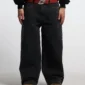Detalle frontal de pantalones Cold Culture Studs en denim negro con pernera ancha y tachuelas laterales
