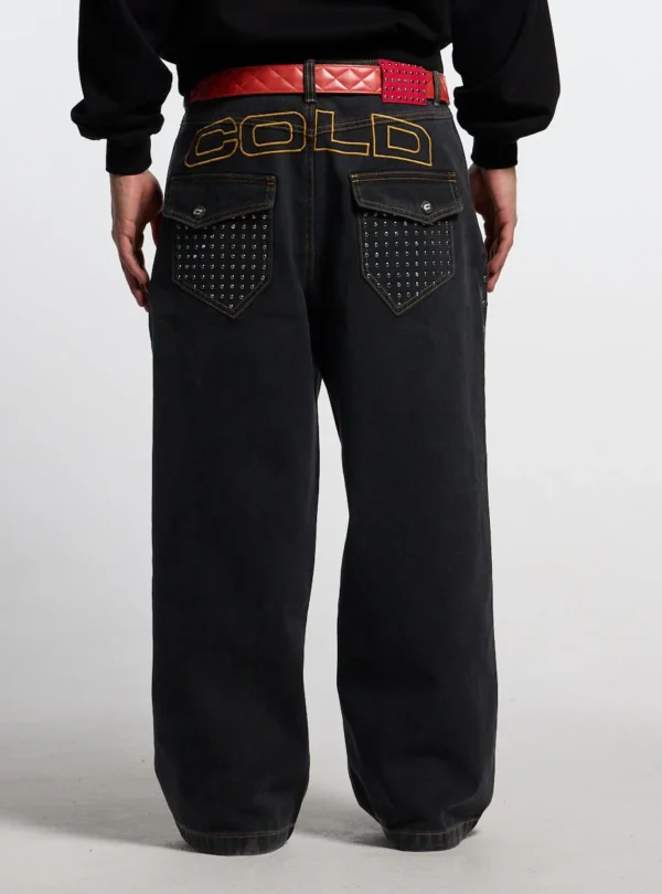 Detalle trasero de pantalones Cold Culture Studs en denim negro con bordado COLD y bolsillos cubiertos de tachuelas