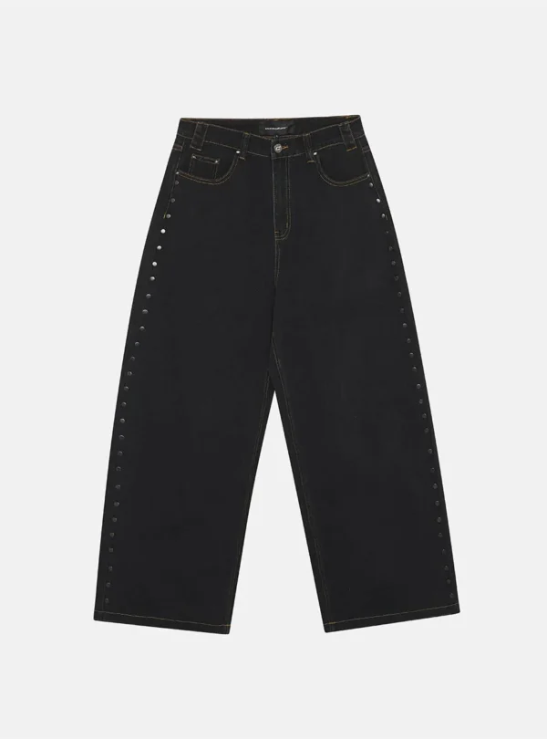 Pantalones Cold Culture Studs en denim negro, vista frontal con tachuelas metálicas en los laterales