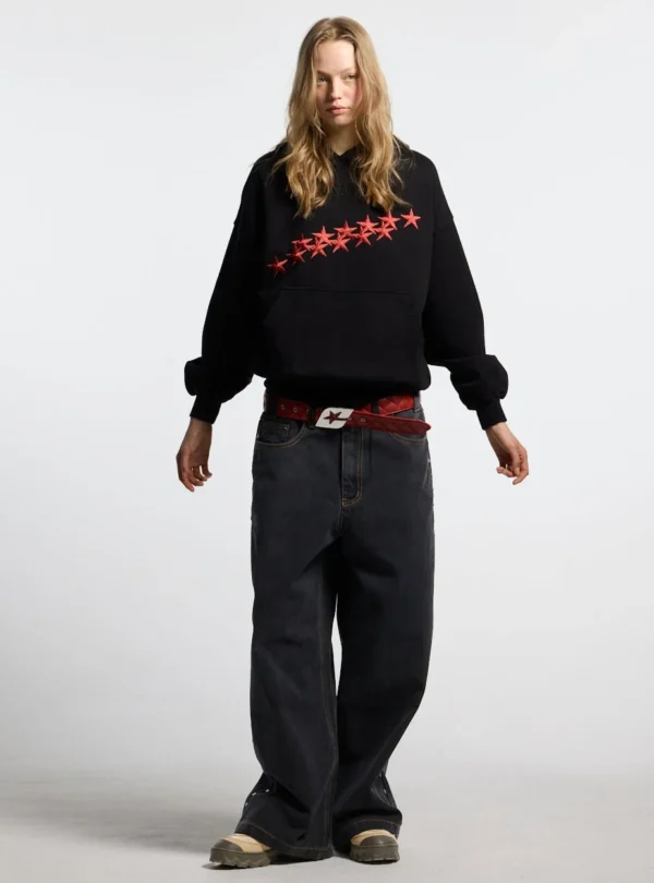 Modelo con pantalones Cold Culture Studs en denim negro de corte ancho y detalle de tachuelas laterales