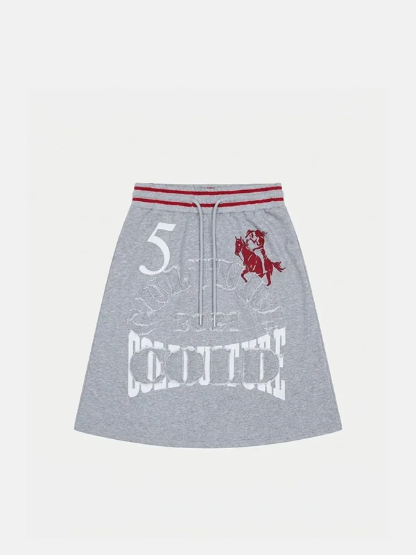 Falda Swing Skirt Heather Grey de Cold Culture, vista frontal con cordones ajustables, gráficos blancos y estampado rojo de jinete.