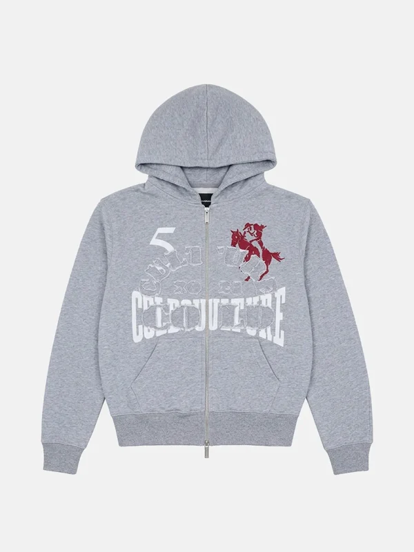 Vista frontal de la sudadera Swing Zip-up Hoodie de Cold Culture en gris jaspeado, con cremallera central, bolsillos delanteros y gráficos blancos con un caballo rojo.