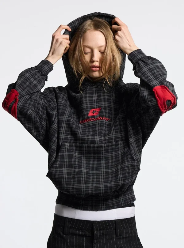 Cold Culture Tartan Sudadera – Black – Vista frontal en modelo Modelo con sudadera negra Tartan de Cold Culture a cuadros, capucha y detalles rojos en las mangas
