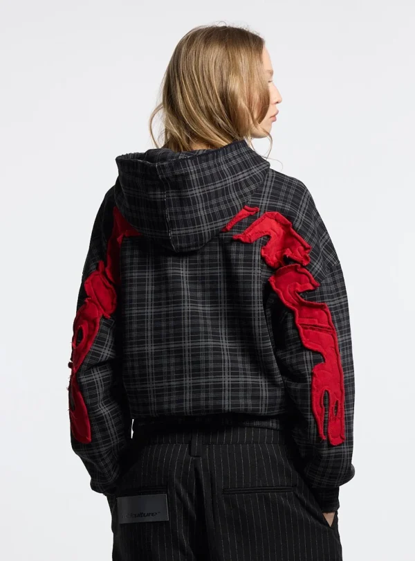 Cold Culture Tartan Sudadera – Black – Vista trasera en modelo Modelo con la sudadera negra Tartan de Cold Culture vista desde atrás, con capucha y apliques rojos
