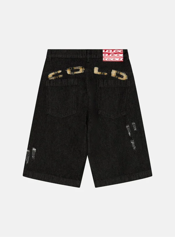 shorts Toxic de Cold Culture en Black Denim, vista trasera con bolsillos, detalles desgastados y aplicaciones de cuadros