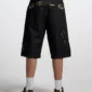 Detalle trasero de las bermudas Toxic de Cold Culture en Black Denim con bolsillos, aplicaciones de cuadros y etiqueta roja