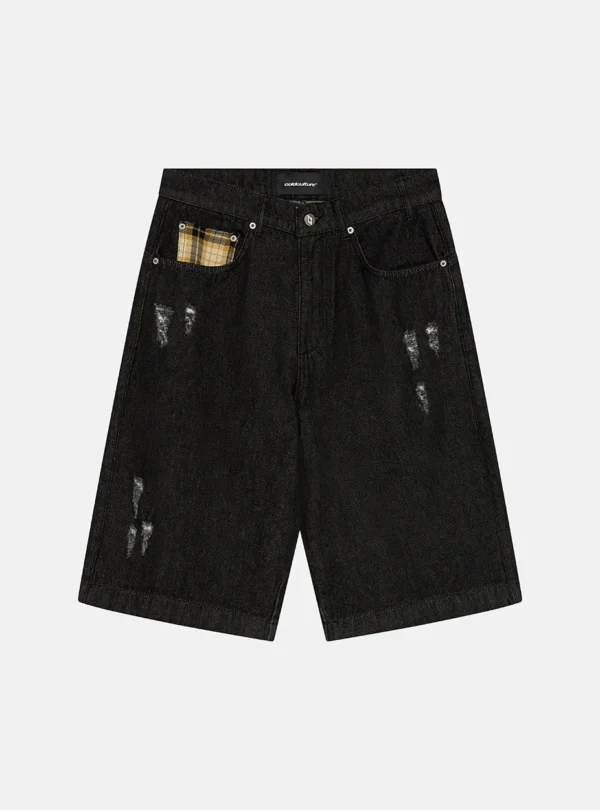 Bermudas Toxic de Cold Culture en Black Denim, vista frontal con detalles desgastados y bolsillo con aplicación de cuadros