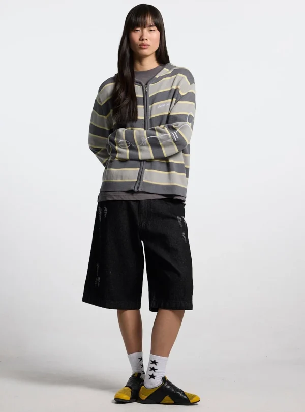 Modelo con bermudas Toxic de Cold Culture en Black Denim, look frontal con corte amplio y detalles desgastados