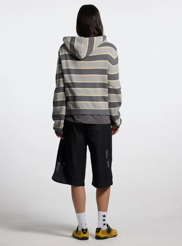Modelo con bermudas Toxic de Cold Culture en Black Denim, look trasero mostrando bolsillos y detalles desgastados