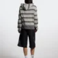 Modelo con bermudas Toxic de Cold Culture en Black Denim, look trasero mostrando bolsillos y detalles desgastados