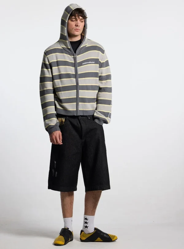 Modelo con bermudas Toxic de Cold Culture en Black Denim, vista frontal mostrando el corte amplio y los detalles desgastados