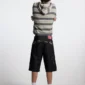 Modelo con bermudas Toxic de Cold Culture en Black Denim, vista trasera con bolsillos y aplicaciones de cuadros