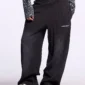 Primer plano frontal de los pantalones Tropical Waffle de Cold Culture en gris oscuro, mostrando su ajuste holgado y logotipo blanco