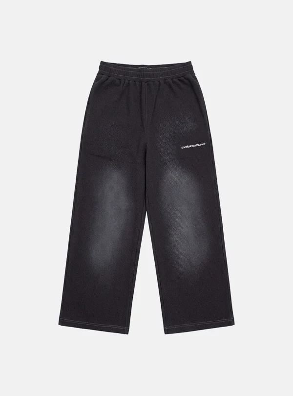 Cold Culture Tropical Waffle Pantalones – Dark Grey – Vista frontal Pantalones Tropical Waffle de Cold Culture en gris oscuro, vista frontal con corte ancho y pequeño logotipo blanco