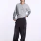 Modelo con pantalones Tropical Waffle de Cold Culture en gris oscuro, mostrando el ajuste ancho desde el frente