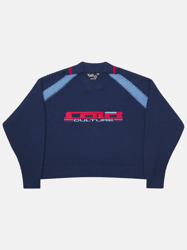 Polo Tuscany Longsleeve Polo de Cold Culture en azul oscuro, visto de frente, con logotipo rojo y detalles celestes en los hombros.