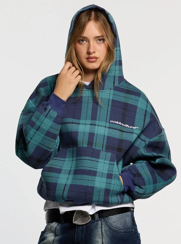 Modelo con sudadera Cold Culture Two Faces en navy y verde, con capucha, estampado de cuadros y logotipo en el pecho
