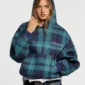 Modelo con sudadera Cold Culture Two Faces en navy y verde, con capucha, estampado de cuadros y logotipo en el pecho