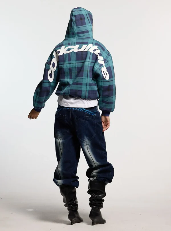 Modelo de espaldas con sudadera Cold Culture Two Faces en navy y verde, capucha puesta y logotipo blanco
