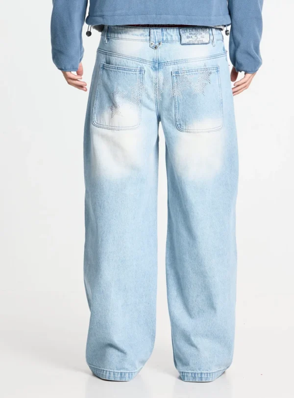 Cold Culture Vera Loose Pantalones Light Blue – Detalle de bolsillos traseros Detalle trasero de los pantalones Vera Loose Light Blue de Cold Culture, con bolsillos grandes, estrellas brillantes decorativas y acabado vaquero desgastado.