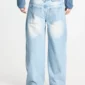 Detalle trasero de los pantalones Vera Loose Light Blue de Cold Culture, con bolsillos grandes, estrellas brillantes decorativas y acabado vaquero desgastado.