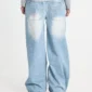 Vista trasera de los pantalones Vera Loose Light Blue de Cold Culture puestos en una modelo, destacando las estrellas brillantes en los bolsillos y el corte holgado.