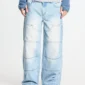 Detalle frontal de los pantalones Vera Loose Light Blue de Cold Culture, con lavado degradado, costuras curvas y horizontales y logotipo junto al bolsillo.