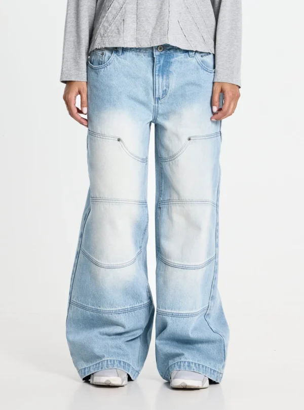 Cold Culture Vera Loose Pantalones Light Blue – Detalle de perneras Primer plano frontal de los pantalones Vera Loose Light Blue de Cold Culture, con perneras extraanchas, paneles de costuras decorativas y efecto lavado claro.