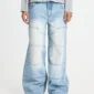 Primer plano frontal de los pantalones Vera Loose Light Blue de Cold Culture, con perneras extraanchas, paneles de costuras decorativas y efecto lavado claro.