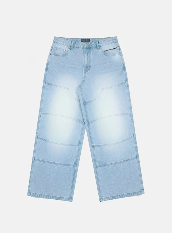 Cold Culture Vera Loose Pantalones Light Blue – Vista frontal Vista frontal de los pantalones vaqueros Vera Loose Light Blue de Cold Culture, con perneras anchas, efecto desgastado y costuras decorativas horizontales.