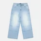 Vista frontal de los pantalones vaqueros Vera Loose Light Blue de Cold Culture, con perneras anchas, efecto desgastado y costuras decorativas horizontales.