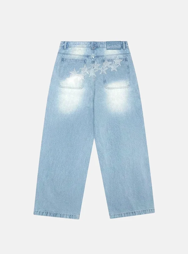 Cold Culture Vera Loose Pantalones Light Blue – Vista trasera Vista trasera de los pantalones Vera Loose Light Blue de Cold Culture, con corte ancho, efecto lavado y estrellas decorativas brillantes en los bolsillos traseros.