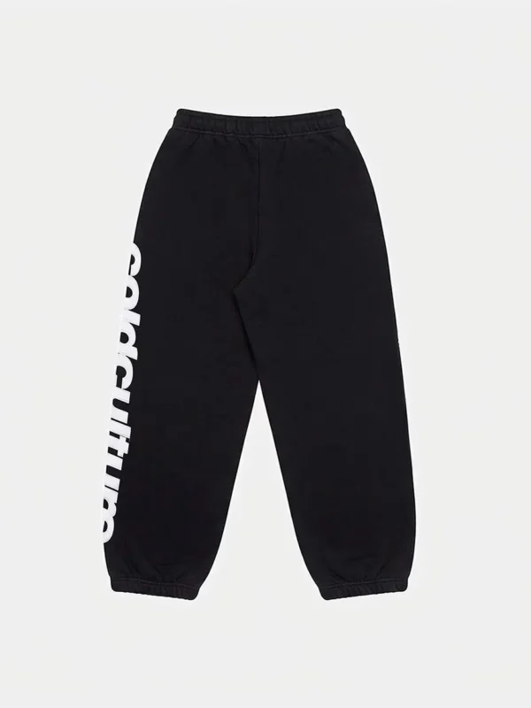Pantalones deportivos Vertical de Cold Culture en negro, con cintura elástica, bajos ajustados y logotipo blanco vertical en la pernera.