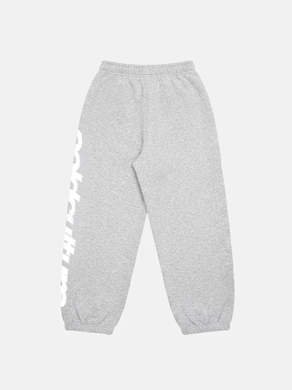 Vista trasera de los pantalones deportivos Vertical Heather Grey de Cold Culture en gris jaspeado, con cintura elástica, bajos ajustados y estampado vertical blanco en la pernera.