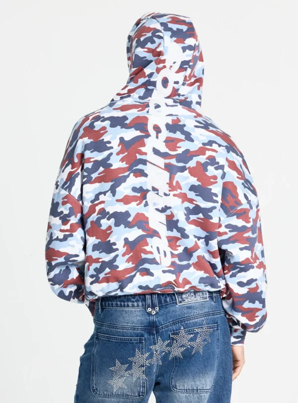 Cold Culture Vertical Sudadera – Camo – Detalle trasero Vista trasera de la sudadera Vertical de Cold Culture en camuflaje azul, rojo y blanco, con logotipo vertical blanco en la capucha y la espalda.