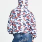 Vista trasera de la sudadera Vertical de Cold Culture en camuflaje azul, rojo y blanco, con logotipo vertical blanco en la capucha y la espalda.