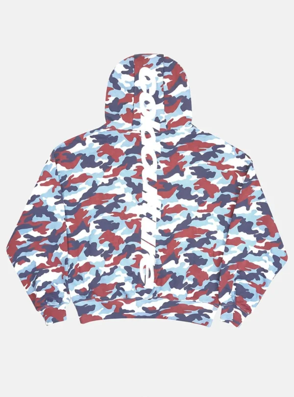 Cold Culture Vertical Sudadera – Camo – Vista trasera Vista trasera de la sudadera Vertical de Cold Culture en camuflaje multicolor, con gran logotipo blanco vertical desde la capucha hasta la espalda y puños ajustados.
